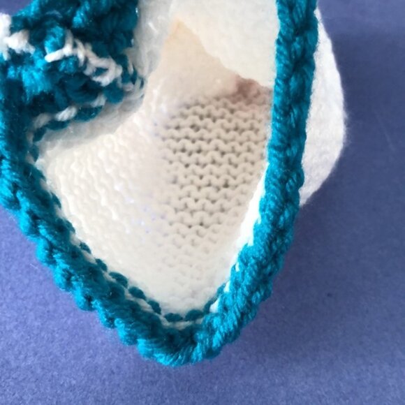 NWOT Vintage Hand-Knitted Made-in-Canada White & Blue Beanie with Pom Pom - Picture 3 of 3